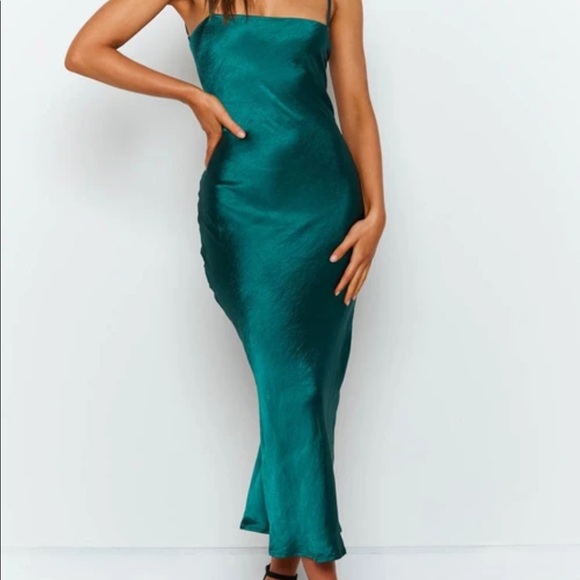 Beginning Boutique The Amaryllis Dress Emerald 6 - Picture 5 of 16